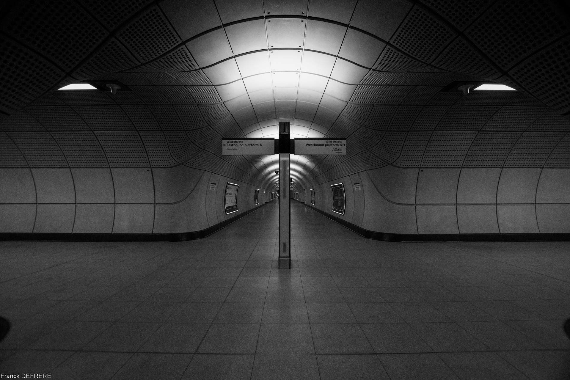 Architecture souterraine, photographie noir et blanc
